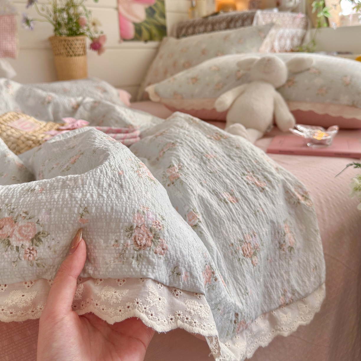 91家纺网 家纺一手货源 找家纺 初念 2026新款泡芙纱全花边夏被四件套 花笺-柔诗意