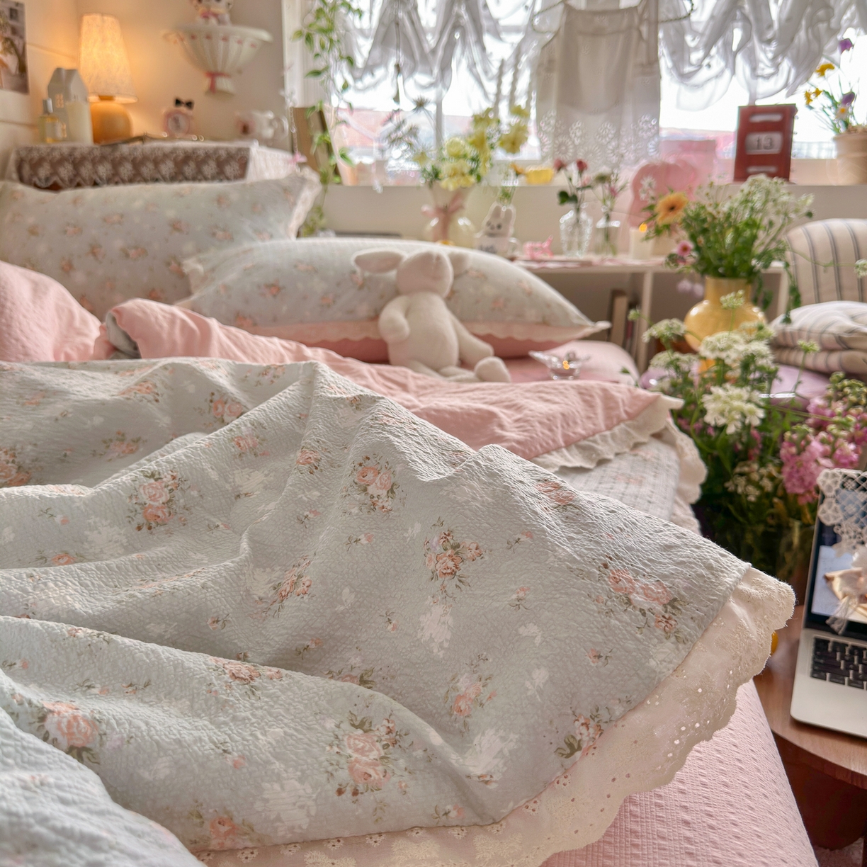 91家纺网 家纺一手货源 找家纺 初念 2026新款泡芙纱全花边夏被四件套 花笺-柔诗意