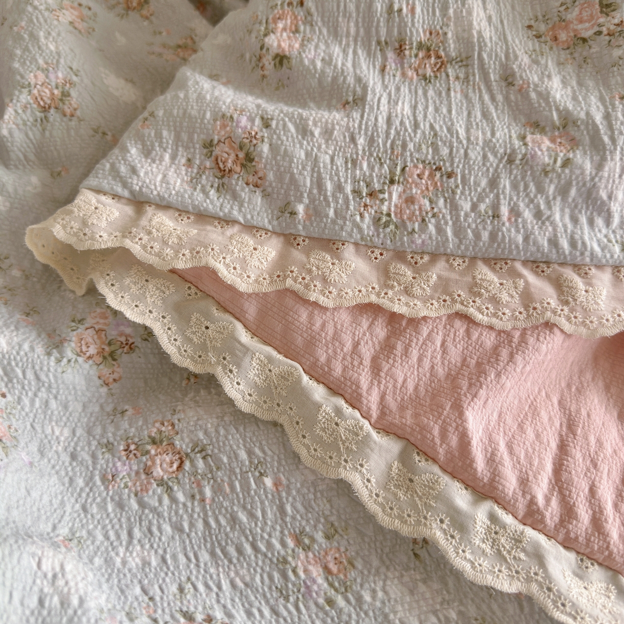 91家纺网 家纺一手货源 找家纺 初念 2026新款泡芙纱全花边夏被四件套 花笺-柔诗意