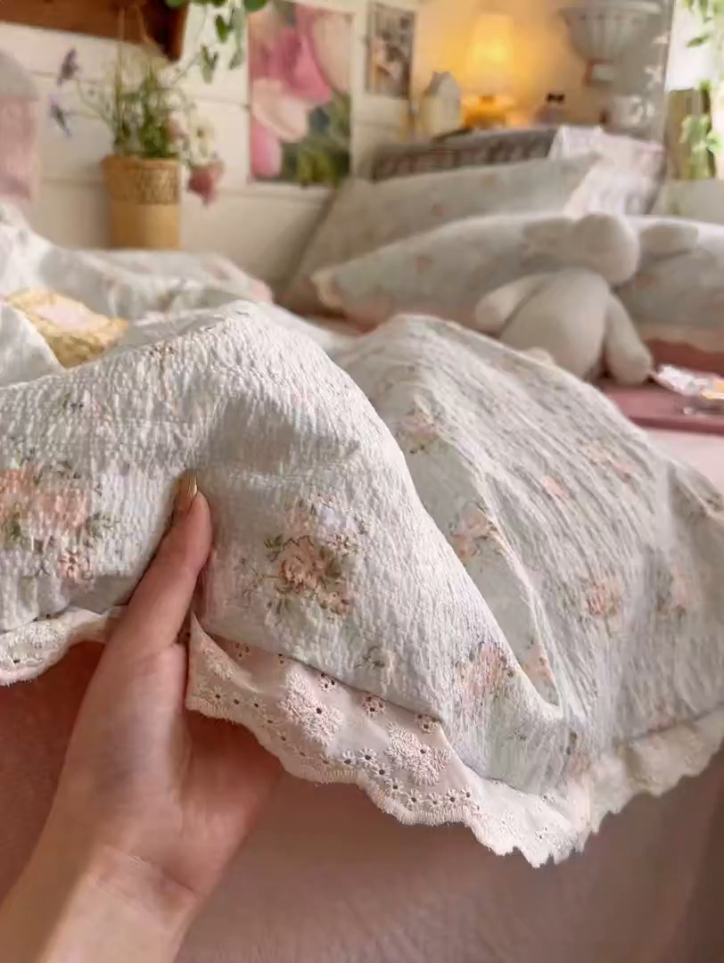 91家纺网 家纺一手货源 找家纺 初念 2026新款泡芙纱全花边夏被四件套 花笺-柔诗意