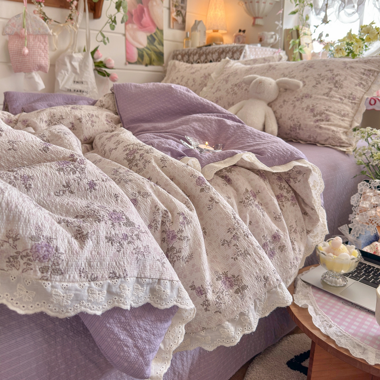 91家纺网 家纺一手货源 找家纺 初念 2026新款泡芙纱全花边夏被四件套 花笺-柔紫碎花屿