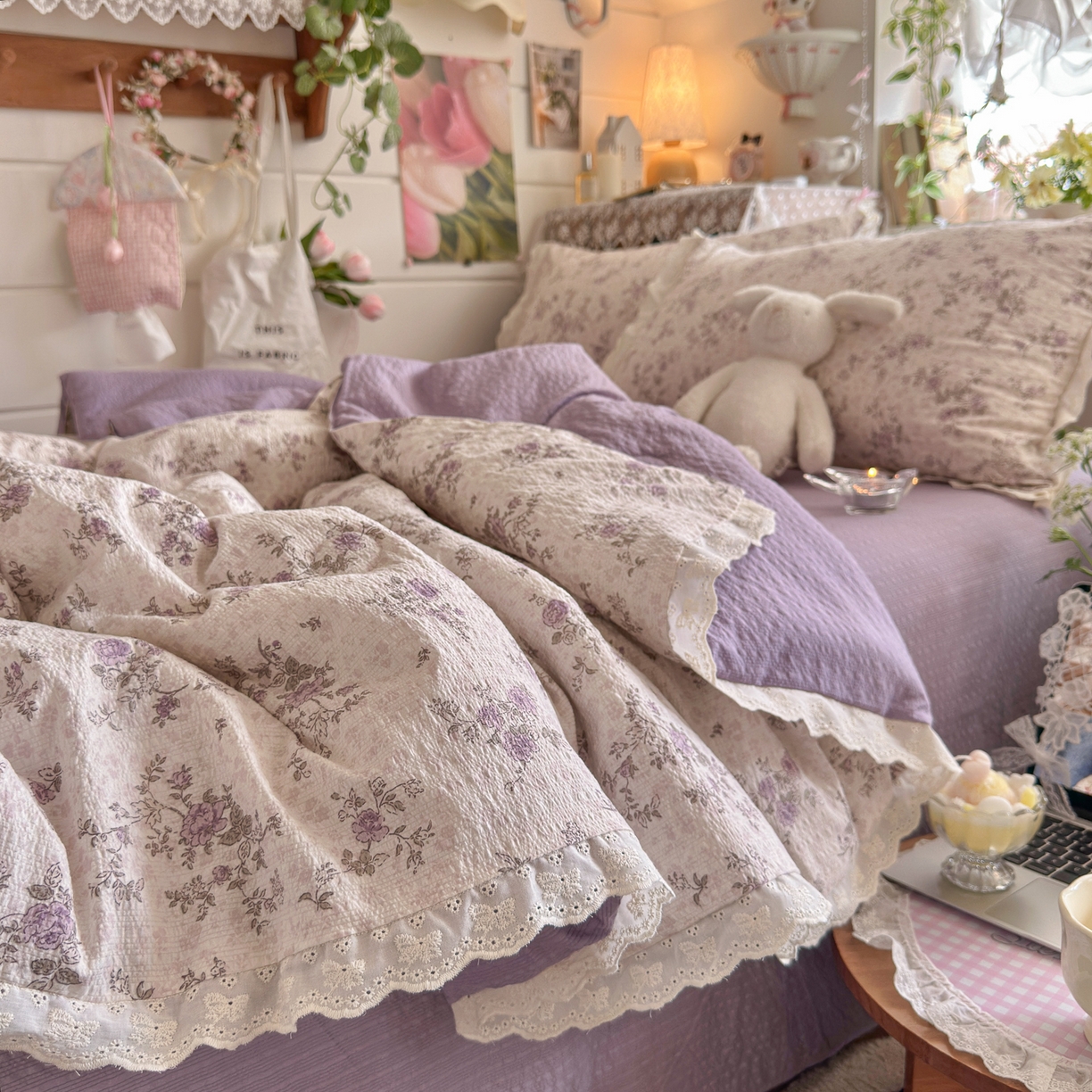 91家纺网 家纺一手货源 找家纺 初念 2026新款泡芙纱全花边夏被四件套 花笺-柔紫碎花屿
