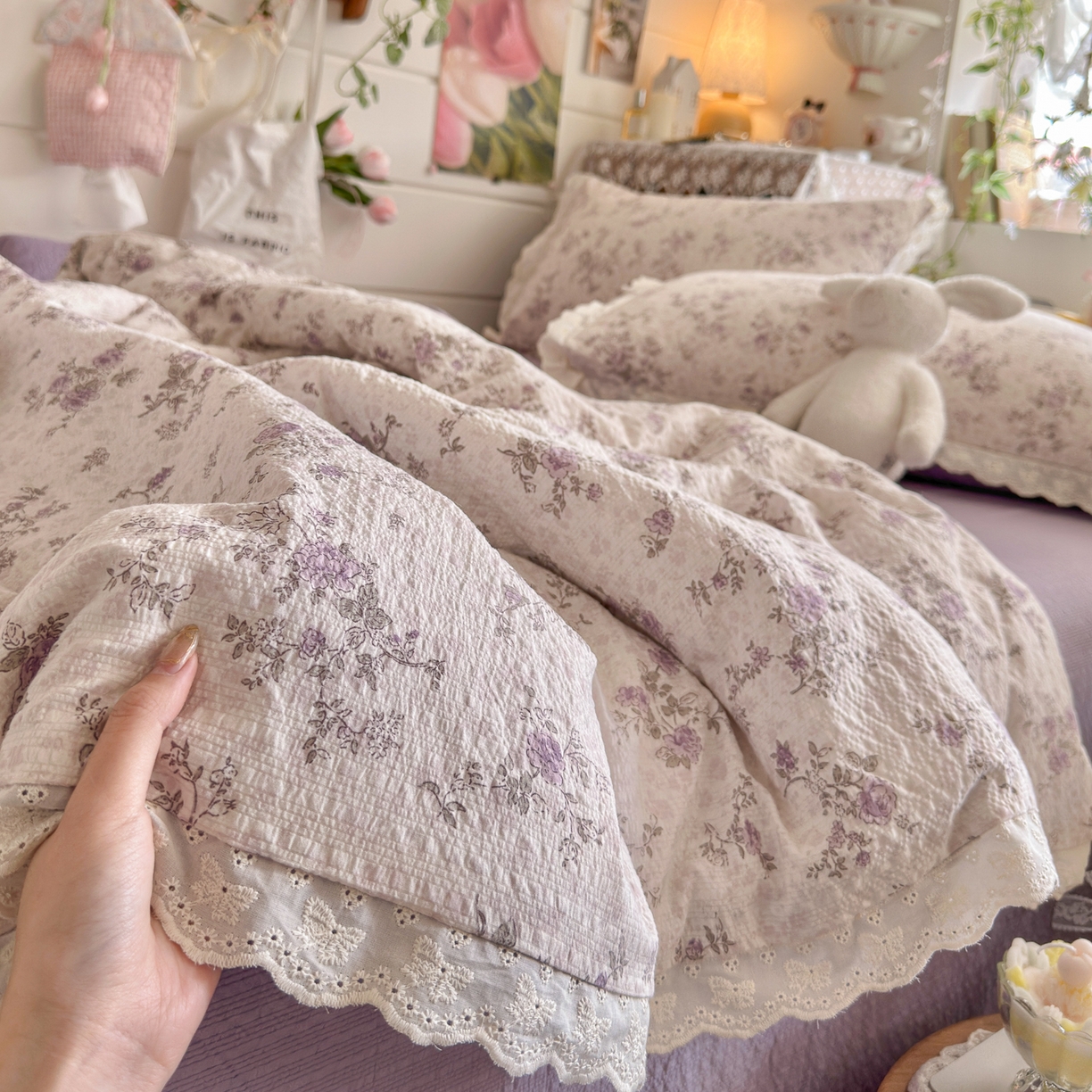 91家纺网 家纺一手货源 找家纺 初念 2026新款泡芙纱全花边夏被四件套 花笺-柔紫碎花屿