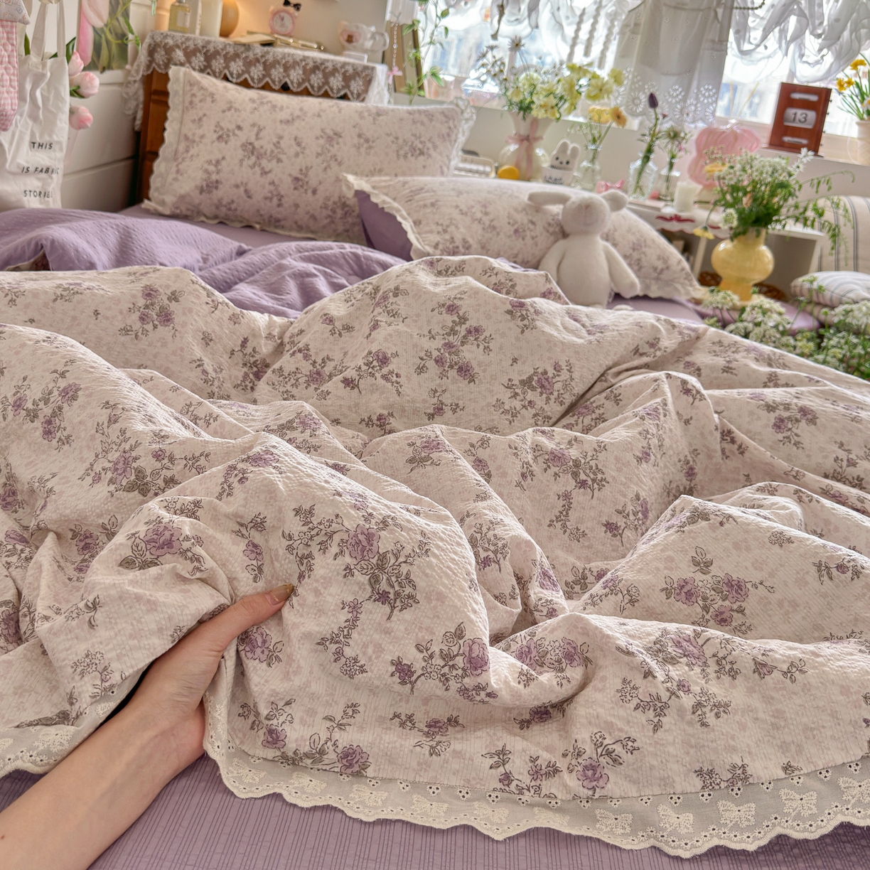 91家纺网 家纺一手货源 找家纺 初念 2026新款泡芙纱全花边夏被四件套 花笺-柔紫碎花屿