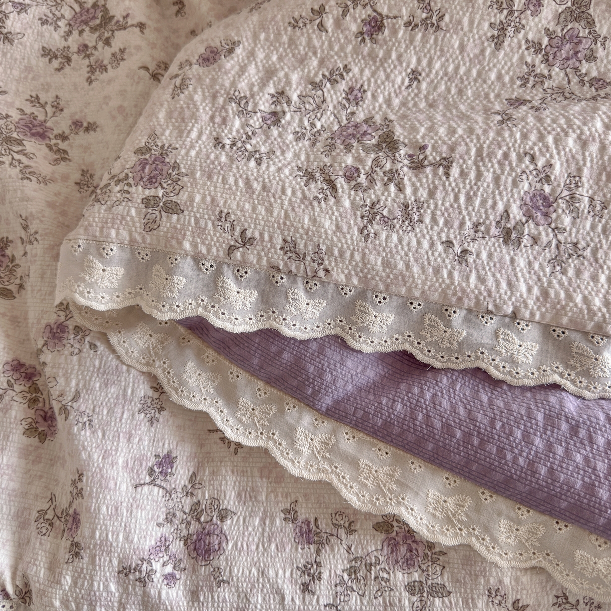 91家纺网 家纺一手货源 找家纺 初念 2026新款泡芙纱全花边夏被四件套 花笺-柔紫碎花屿