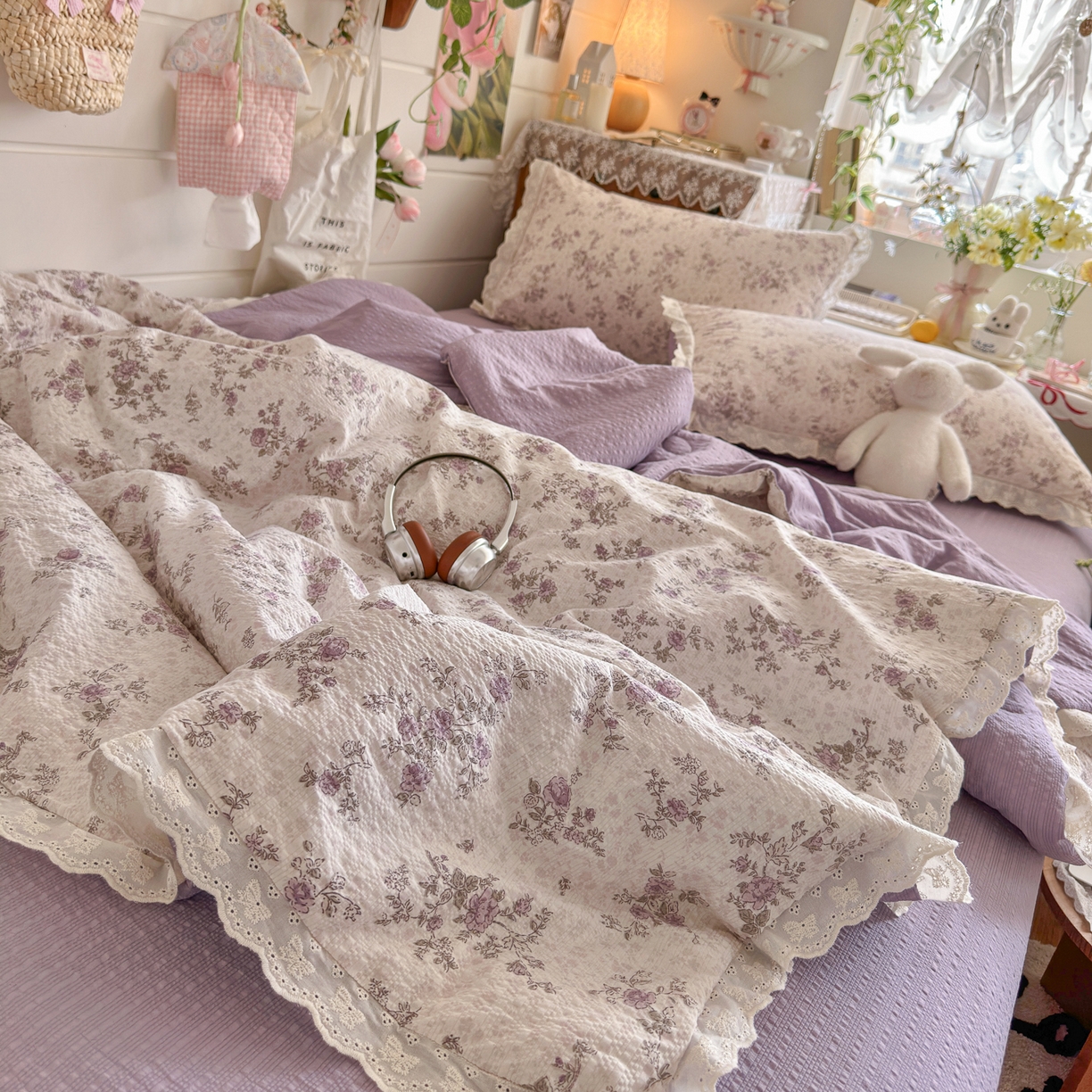 91家纺网 家纺一手货源 找家纺 初念 2026新款泡芙纱全花边夏被四件套 花笺-柔紫碎花屿