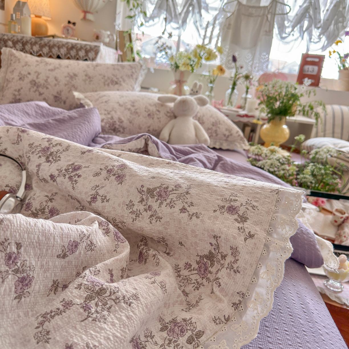 91家纺网 家纺一手货源 找家纺 初念 2026新款泡芙纱全花边夏被四件套 花笺-柔紫碎花屿