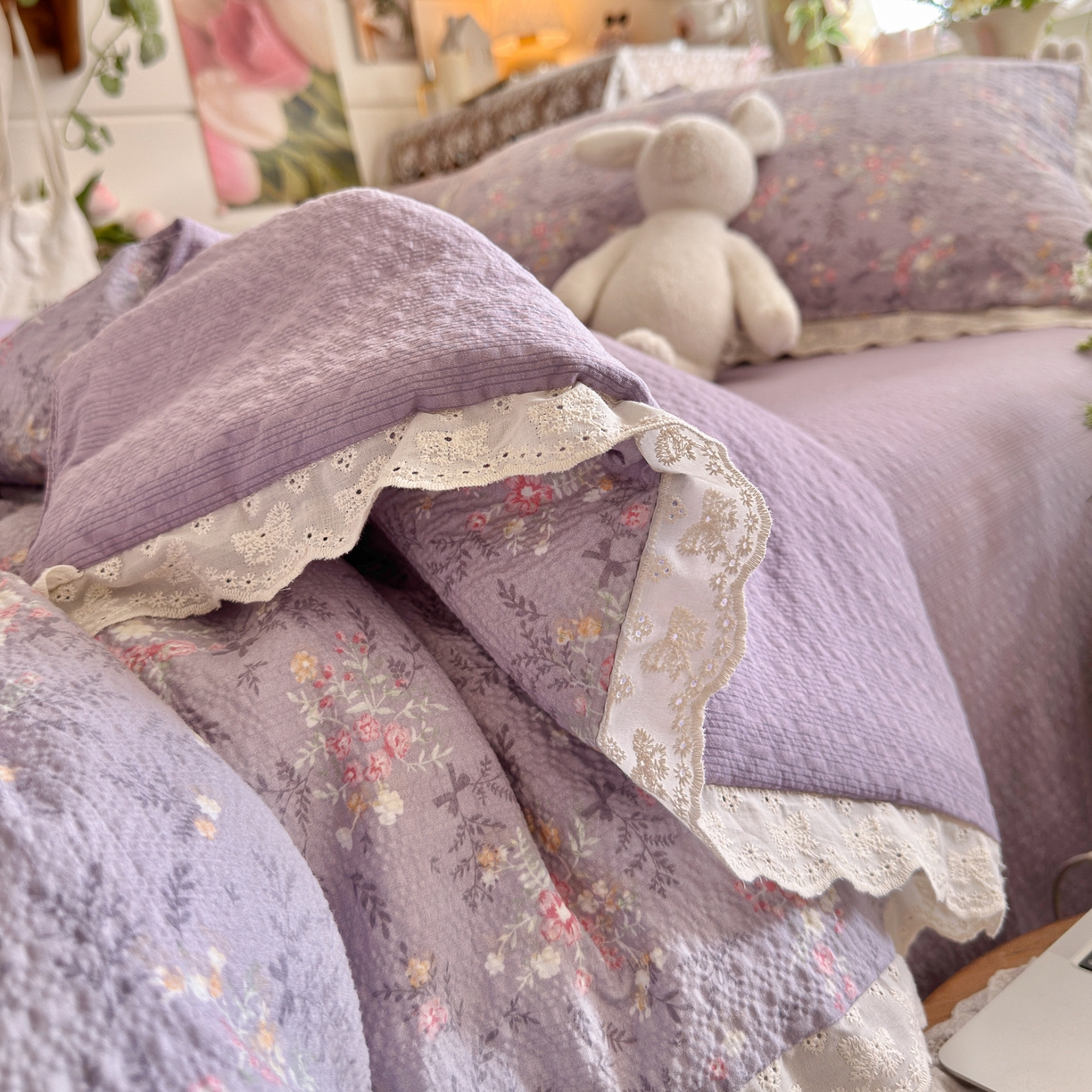 91家纺网 家纺一手货源 找家纺 初念 2026新款泡芙纱全花边夏被四件套 花笺-松间茶事