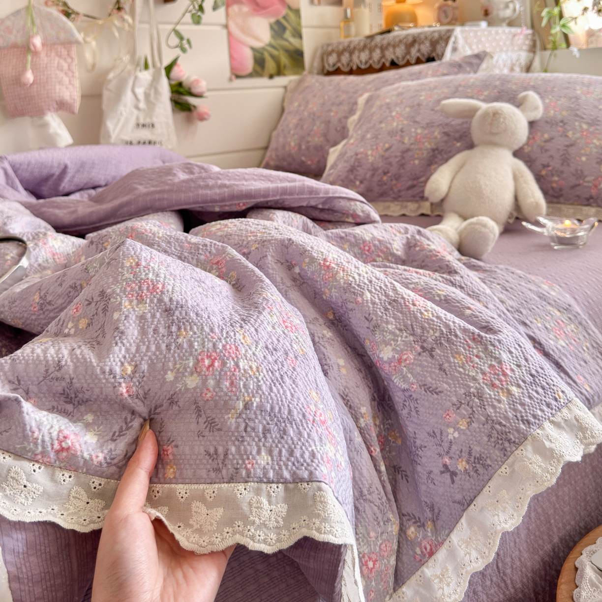 91家纺网 家纺一手货源 找家纺 初念 2026新款泡芙纱全花边夏被四件套 花笺-松间茶事