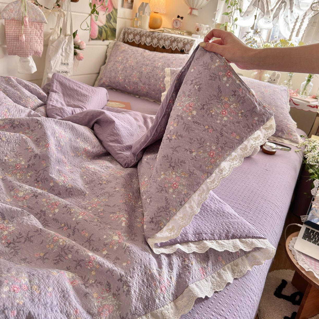 91家纺网 家纺一手货源 找家纺 初念 2026新款泡芙纱全花边夏被四件套 花笺-松间茶事
