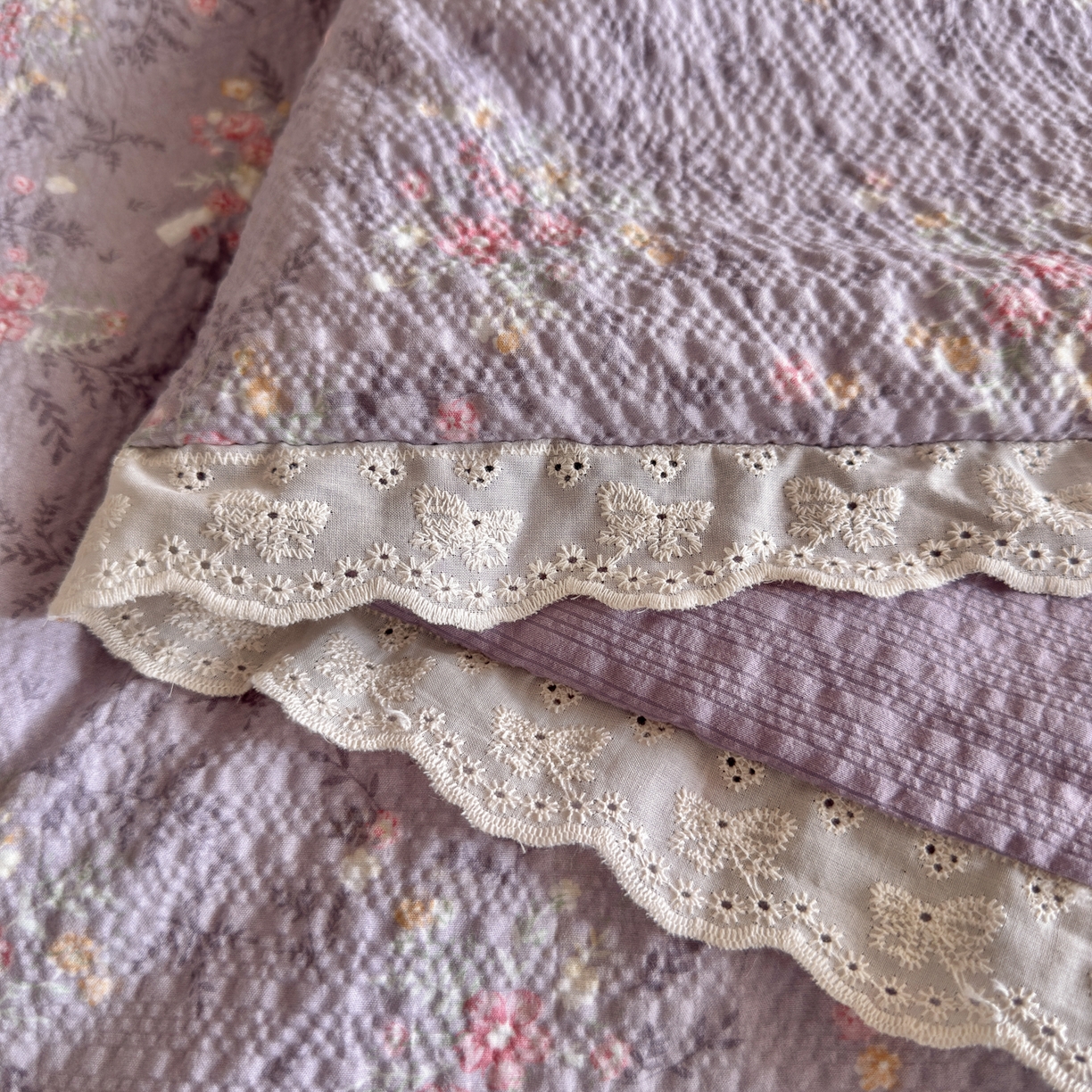 91家纺网 家纺一手货源 找家纺 初念 2026新款泡芙纱全花边夏被四件套 花笺-松间茶事