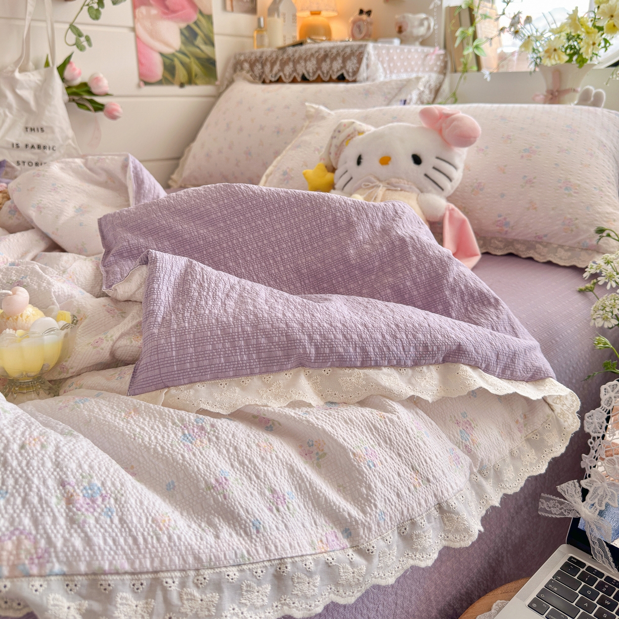 91家纺网 家纺一手货源 找家纺 初念 2026新款泡芙纱全花边夏被四件套 花笺-碎花藏甜