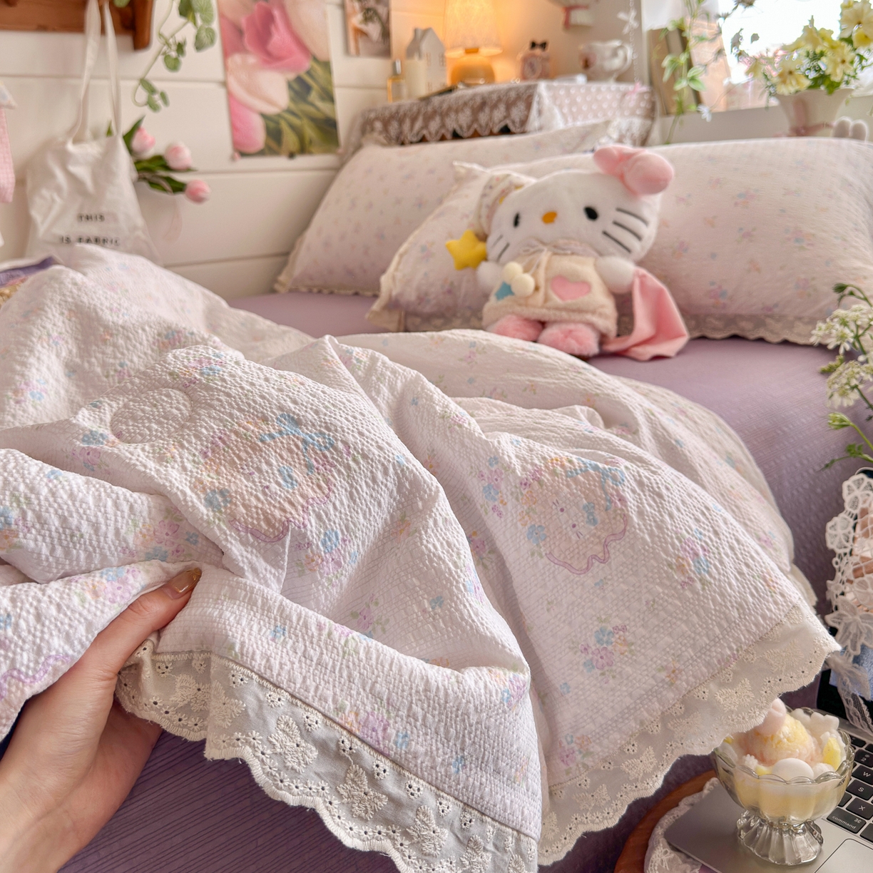 91家纺网 家纺一手货源 找家纺 初念 2026新款泡芙纱全花边夏被四件套 花笺-碎花藏甜