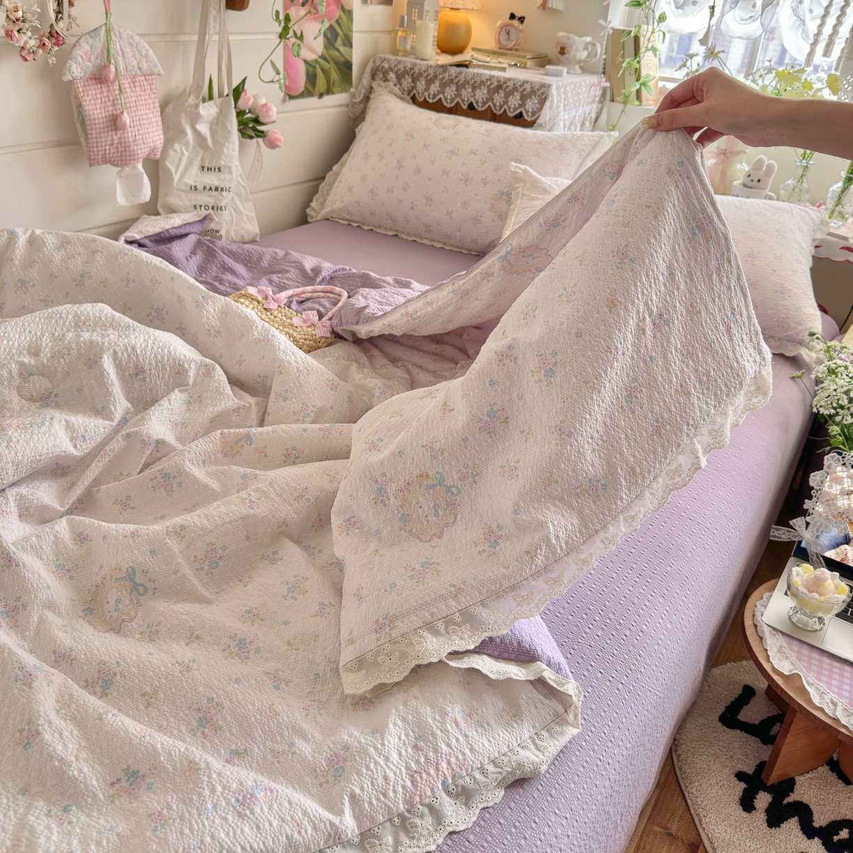 91家纺网 家纺一手货源 找家纺 初念 2026新款泡芙纱全花边夏被四件套 花笺-碎花藏甜