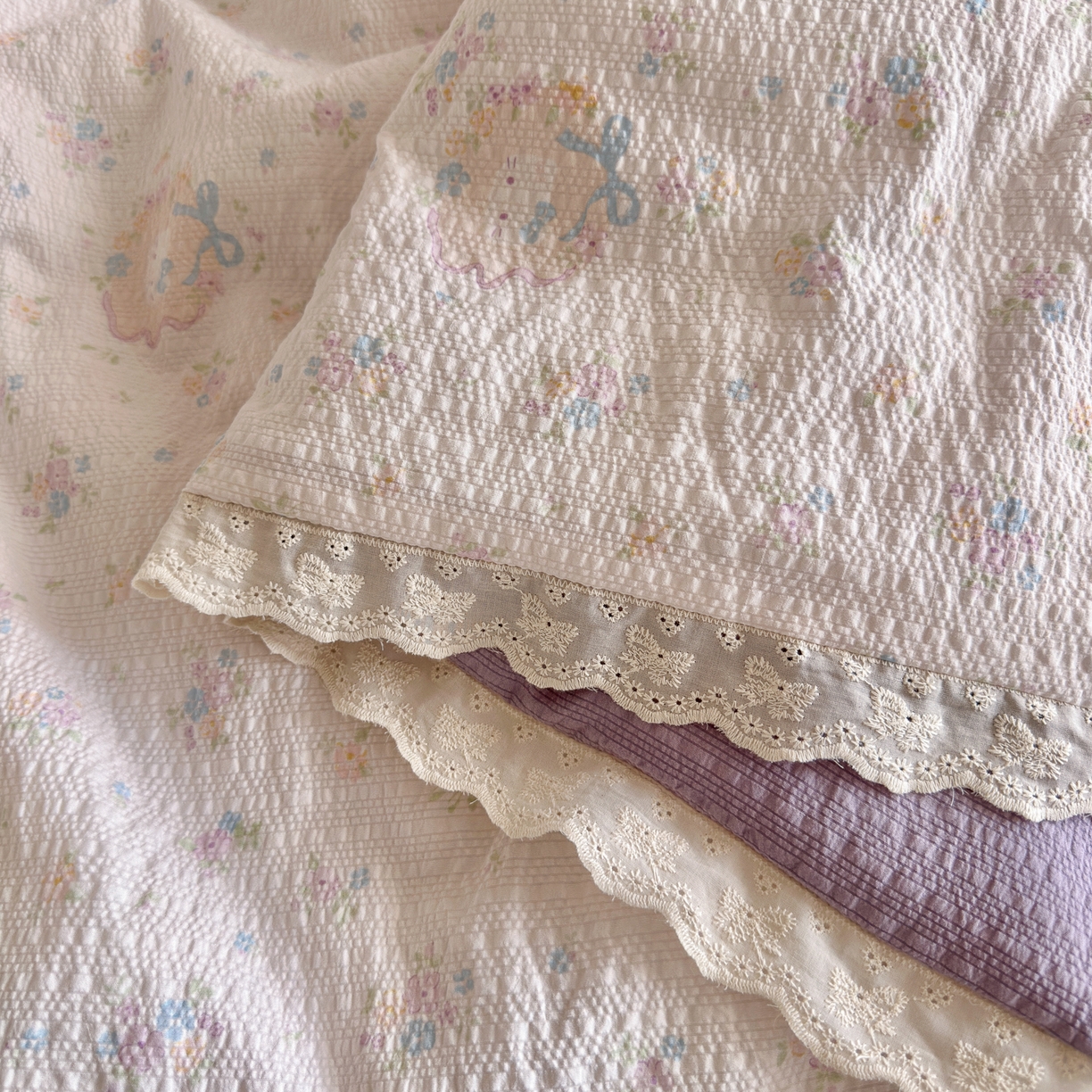 91家纺网 家纺一手货源 找家纺 初念 2026新款泡芙纱全花边夏被四件套 花笺-碎花藏甜