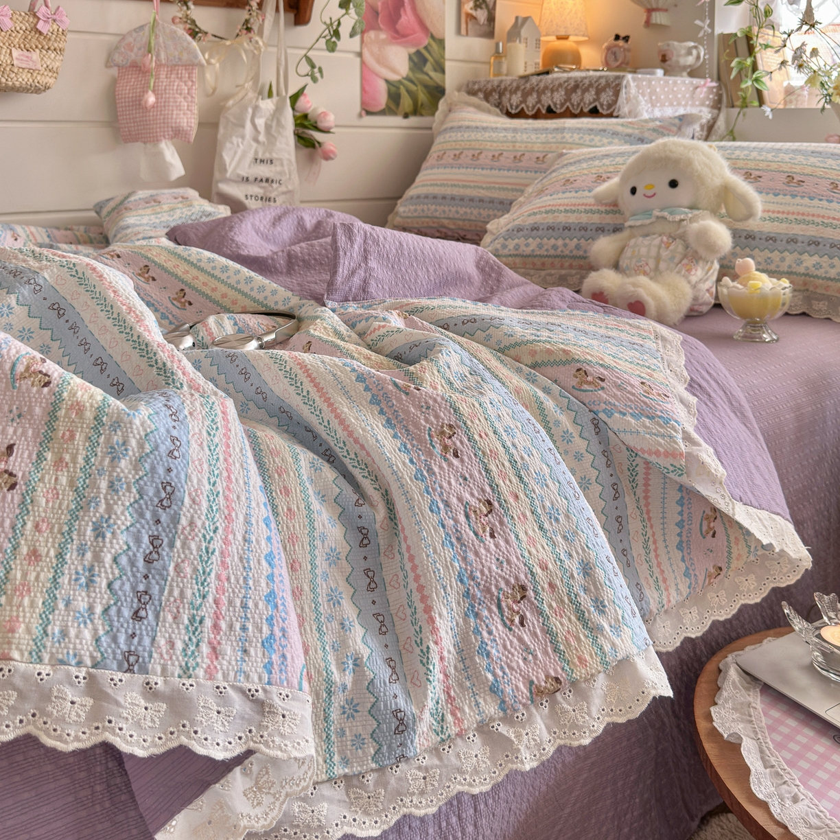 91家纺网 家纺一手货源 找家纺 初念 2026新款泡芙纱全花边夏被四件套 花笺-甜心木马卷