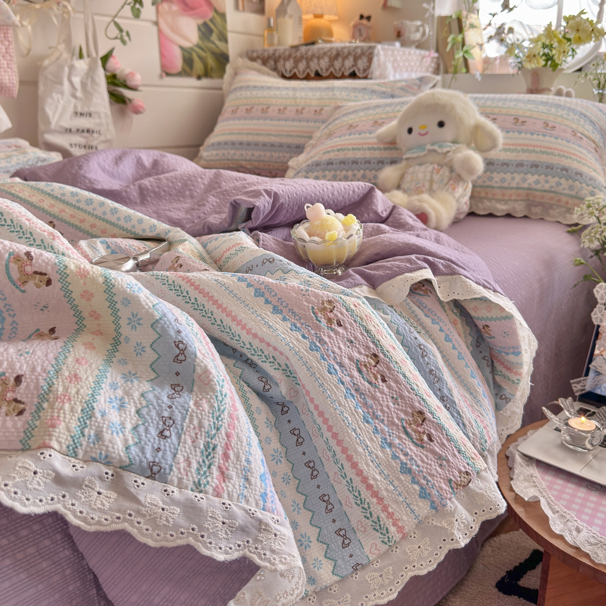 91家纺网 家纺一手货源 找家纺 初念 2026新款泡芙纱全花边夏被四件套 花笺-甜心木马卷