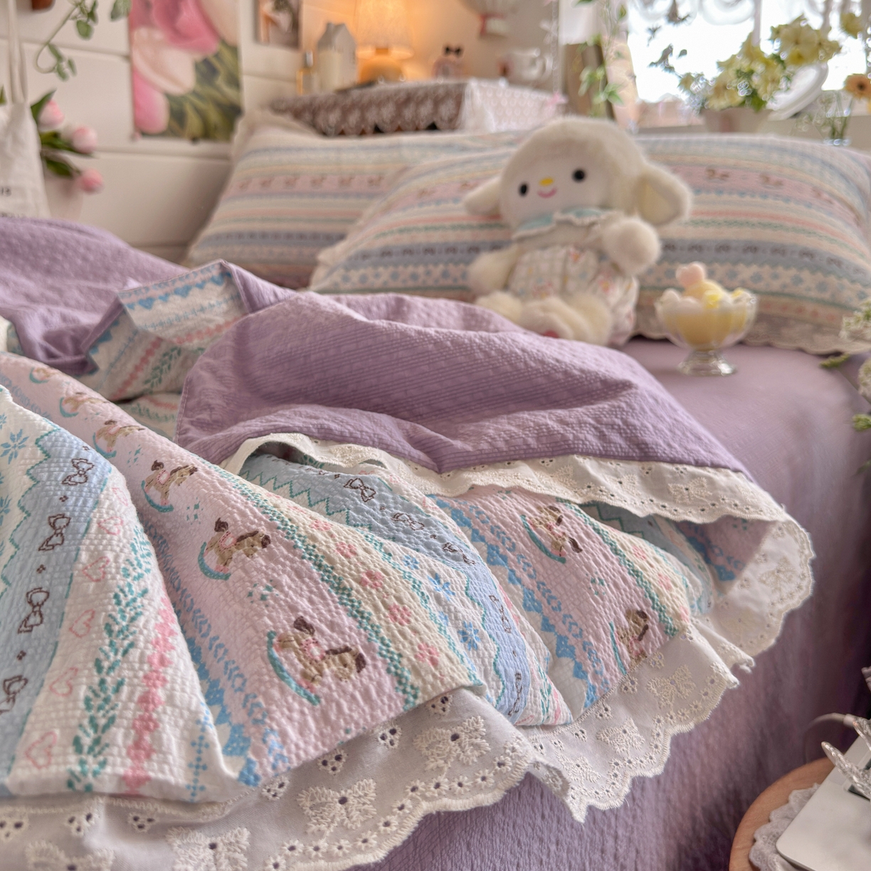 91家纺网 家纺一手货源 找家纺 初念 2026新款泡芙纱全花边夏被四件套 花笺-甜心木马卷