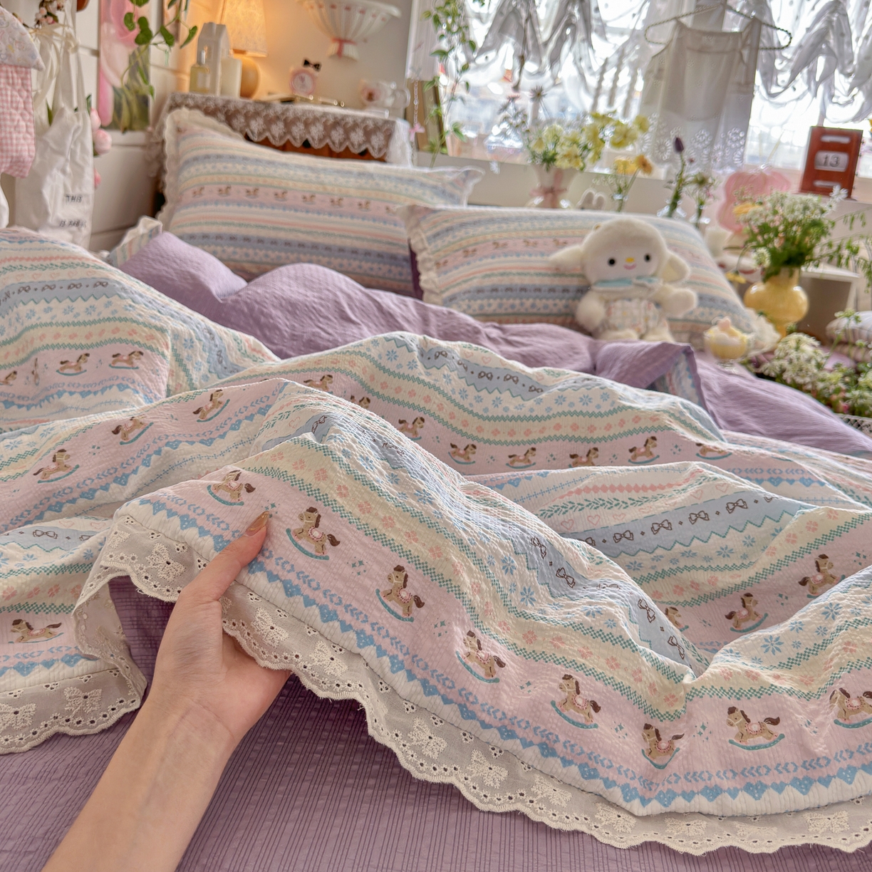 91家纺网 家纺一手货源 找家纺 初念 2026新款泡芙纱全花边夏被四件套 花笺-甜心木马卷