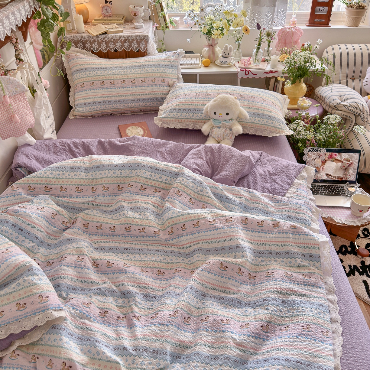 91家纺网 家纺一手货源 找家纺 初念 2026新款泡芙纱全花边夏被四件套 花笺-甜心木马卷