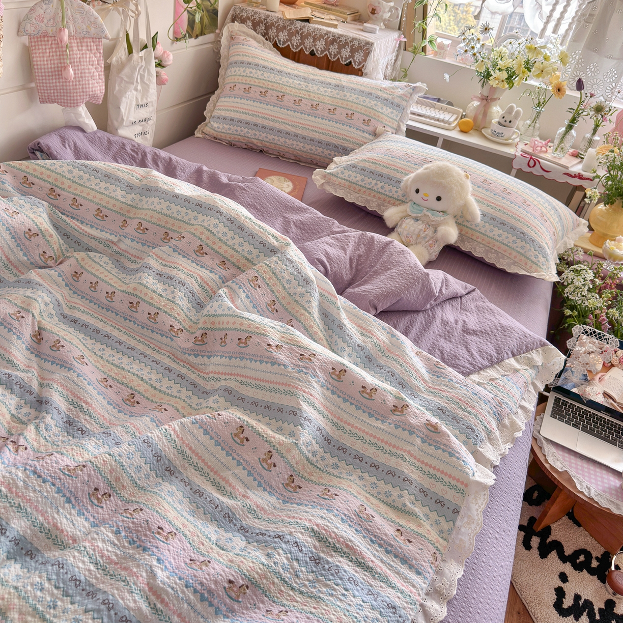 91家纺网 家纺一手货源 找家纺 初念 2026新款泡芙纱全花边夏被四件套 花笺-甜心木马卷