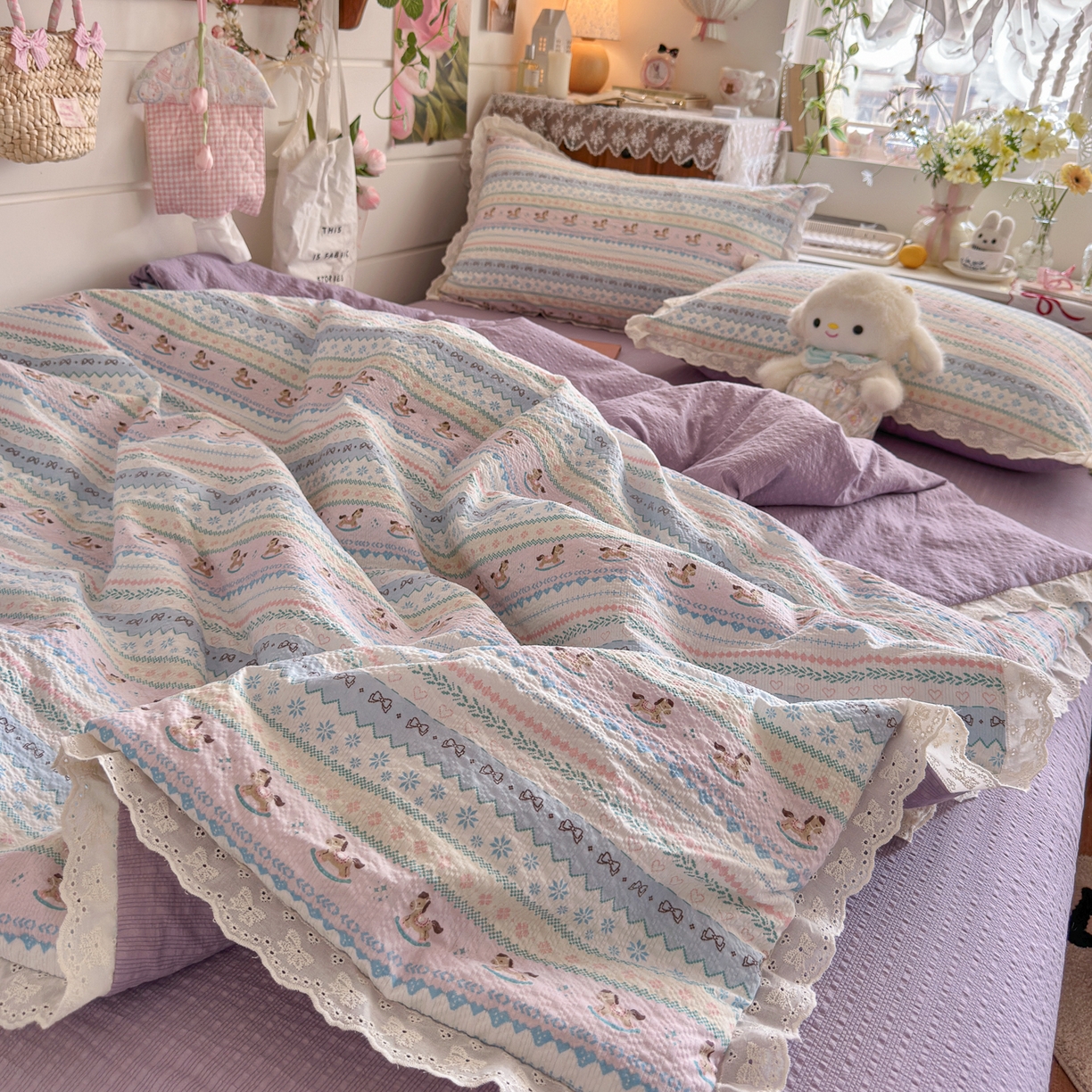 91家纺网 家纺一手货源 找家纺 初念 2026新款泡芙纱全花边夏被四件套 花笺-甜心木马卷