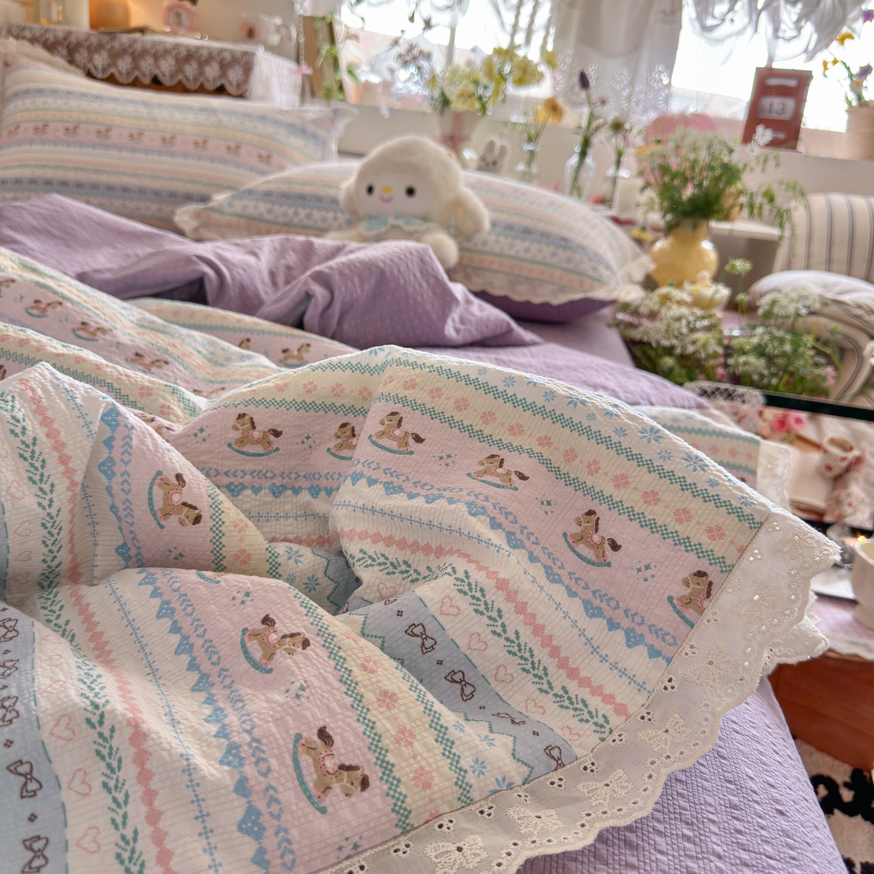 91家纺网 家纺一手货源 找家纺 初念 2026新款泡芙纱全花边夏被四件套 花笺-甜心木马卷