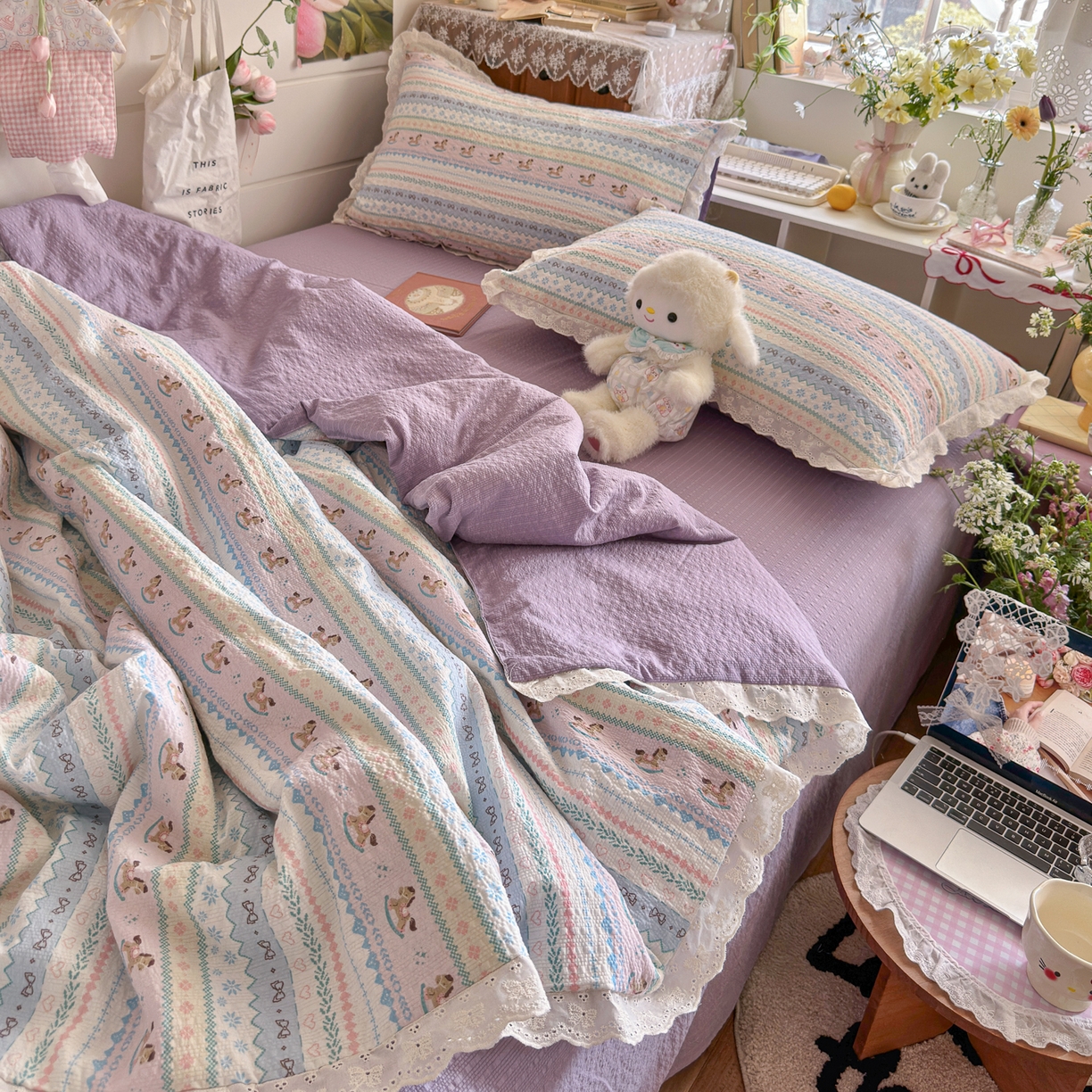 91家纺网 家纺一手货源 找家纺 初念 2026新款泡芙纱全花边夏被四件套 花笺-甜心木马卷