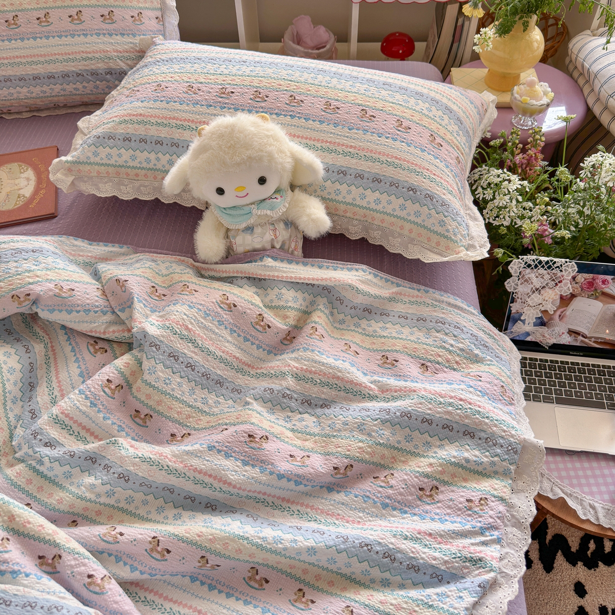 91家纺网 家纺一手货源 找家纺 初念 2026新款泡芙纱全花边夏被四件套 花笺-甜心木马卷