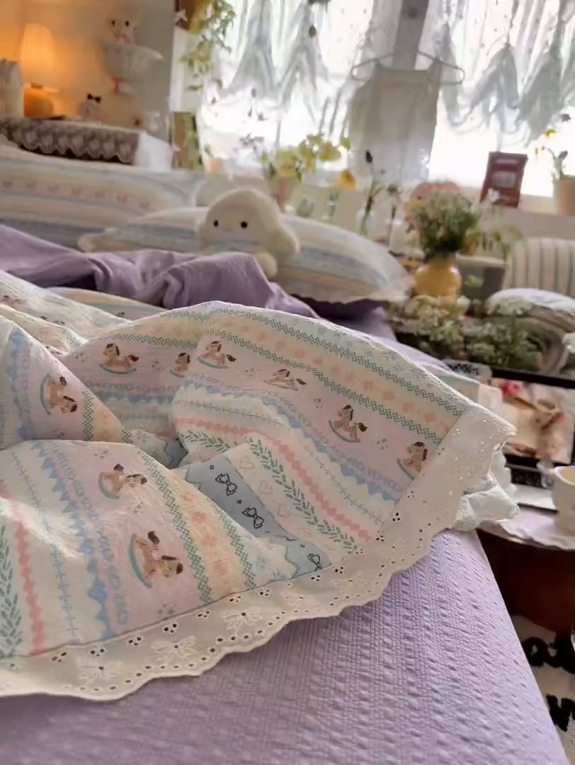 91家纺网 家纺一手货源 找家纺 初念 2026新款泡芙纱全花边夏被四件套 花笺-甜心木马卷