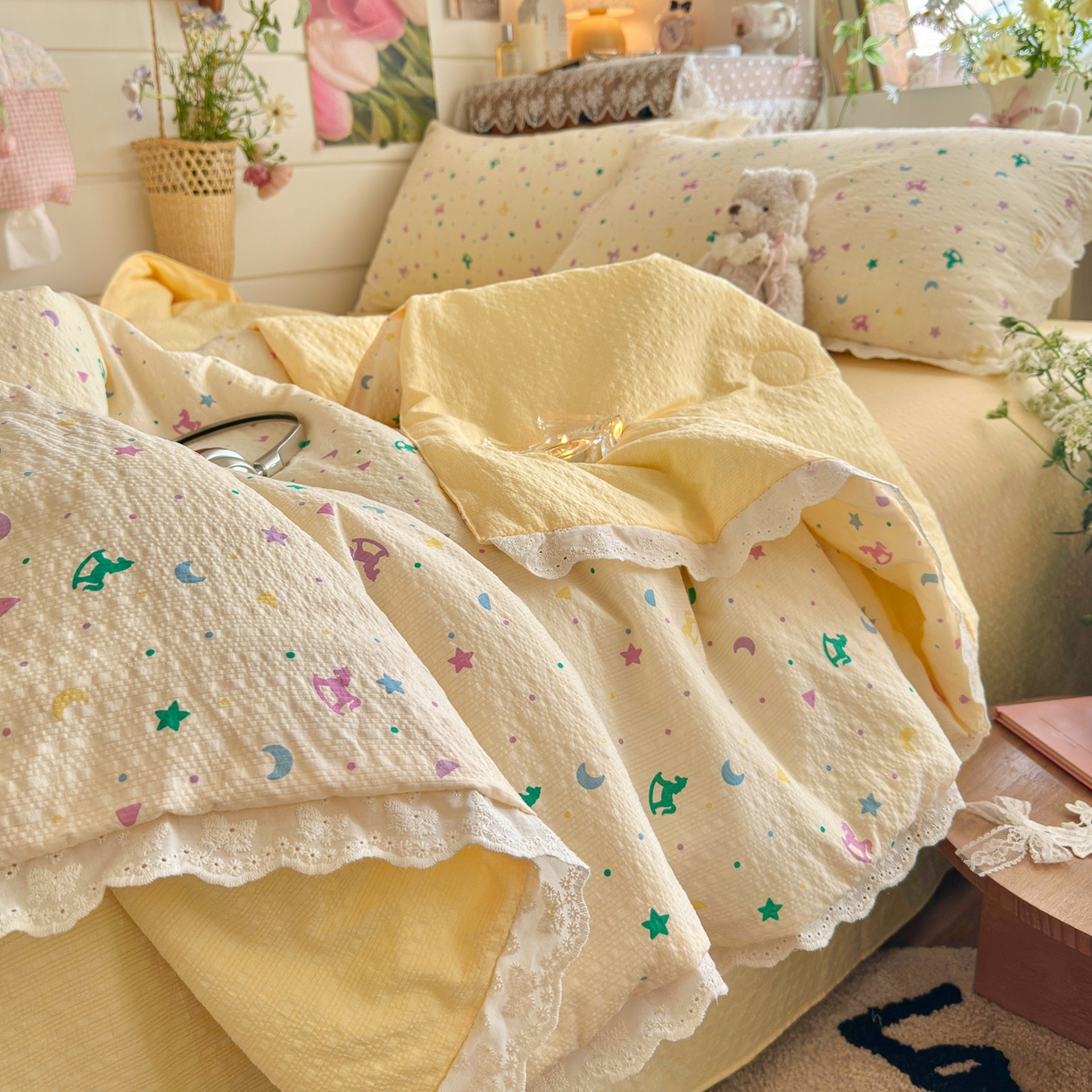 91家纺网 家纺一手货源 找家纺 初念 2026新款泡芙纱全花边夏被四件套 花笺-摇摇木马