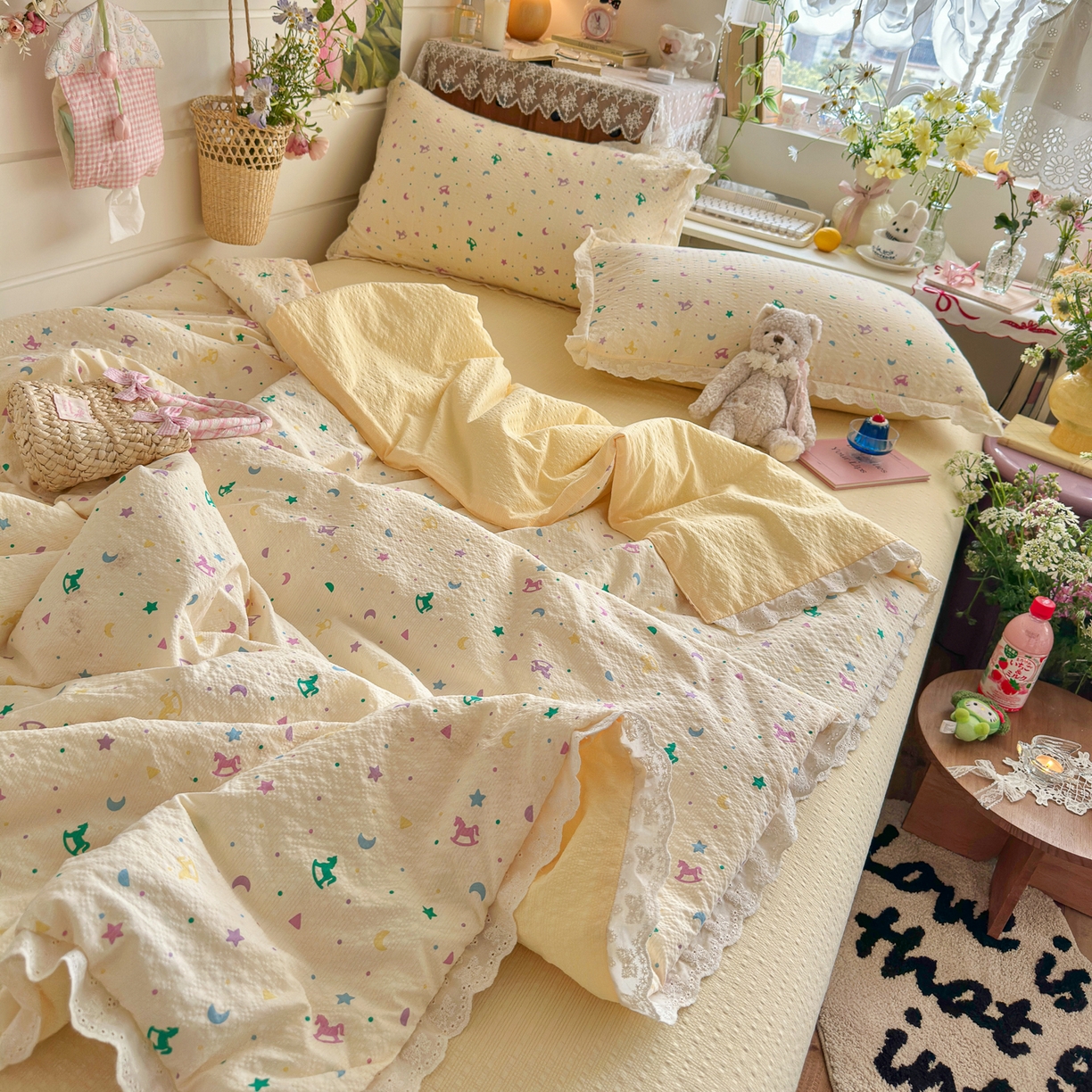 91家纺网 家纺一手货源 找家纺 初念 2026新款泡芙纱全花边夏被四件套 花笺-摇摇木马