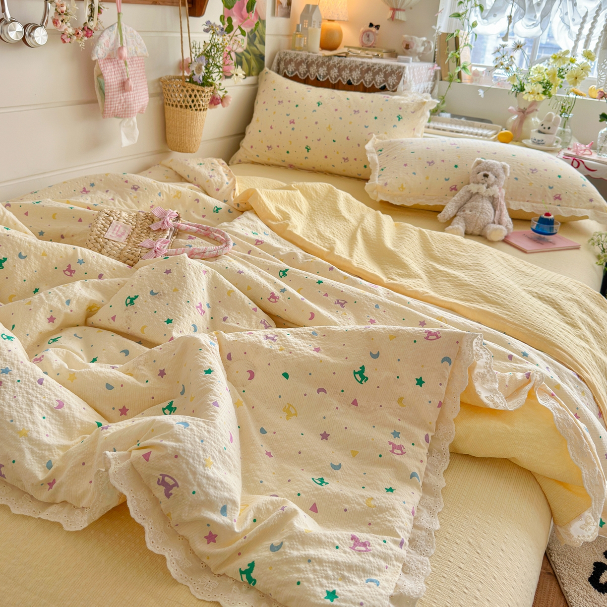 91家纺网 家纺一手货源 找家纺 初念 2026新款泡芙纱全花边夏被四件套 花笺-摇摇木马