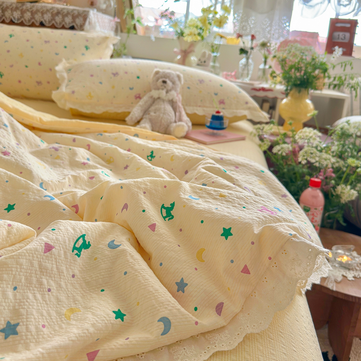 91家纺网 家纺一手货源 找家纺 初念 2026新款泡芙纱全花边夏被四件套 花笺-摇摇木马