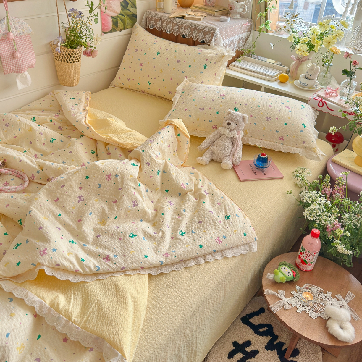 91家纺网 家纺一手货源 找家纺 初念 2026新款泡芙纱全花边夏被四件套 花笺-摇摇木马