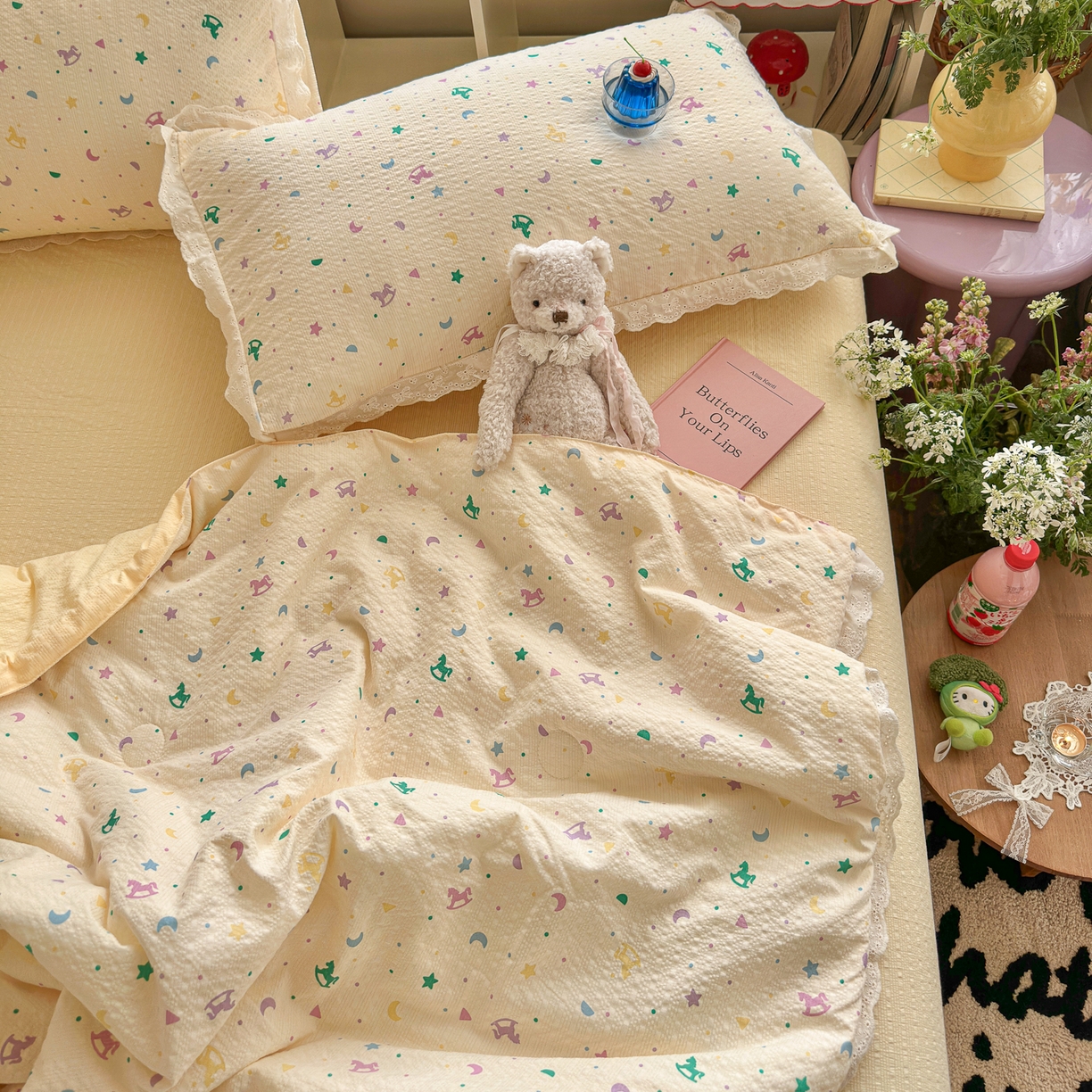 91家纺网 家纺一手货源 找家纺 初念 2026新款泡芙纱全花边夏被四件套 花笺-摇摇木马