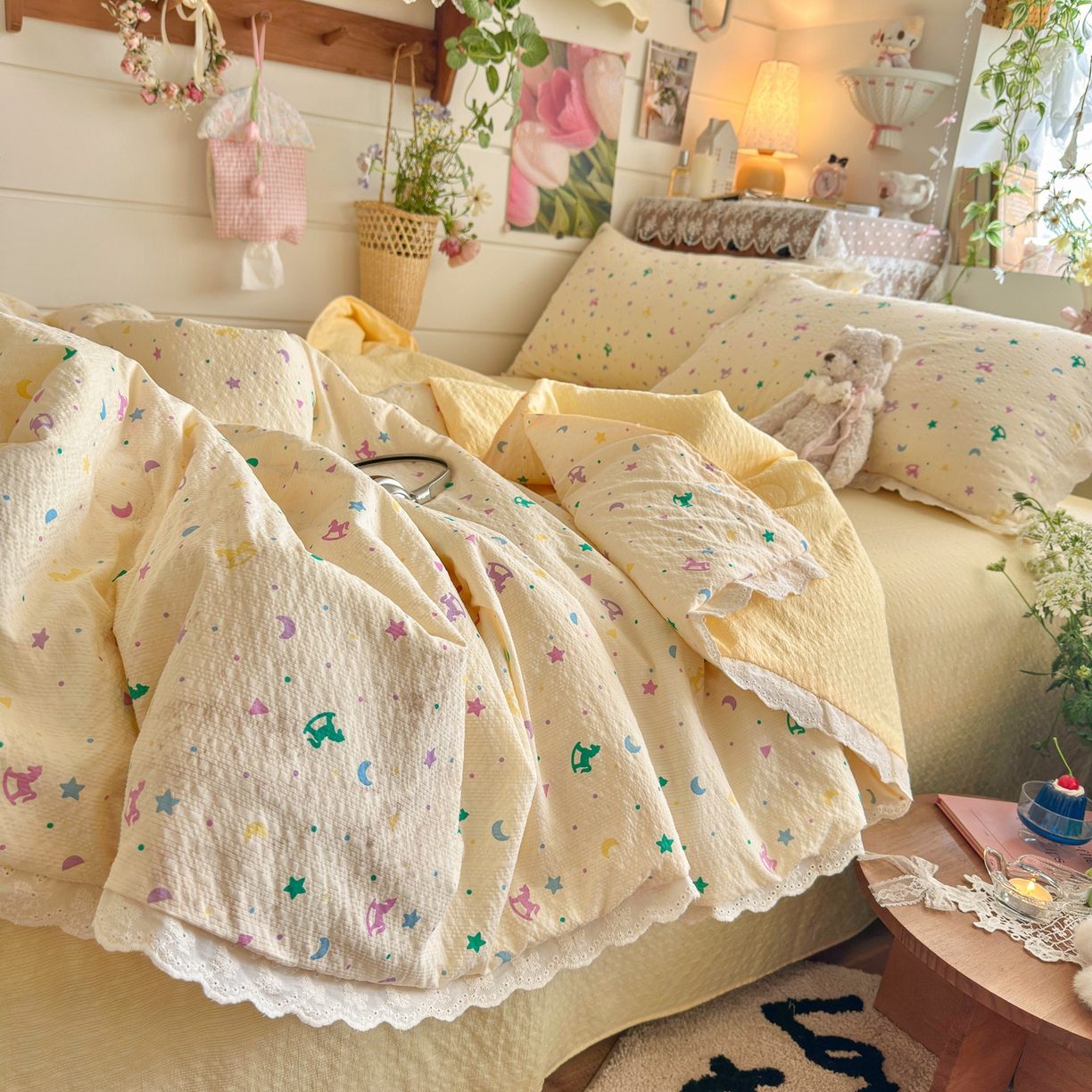 91家纺网 家纺一手货源 找家纺 初念 2026新款泡芙纱全花边夏被四件套 花笺-摇摇木马