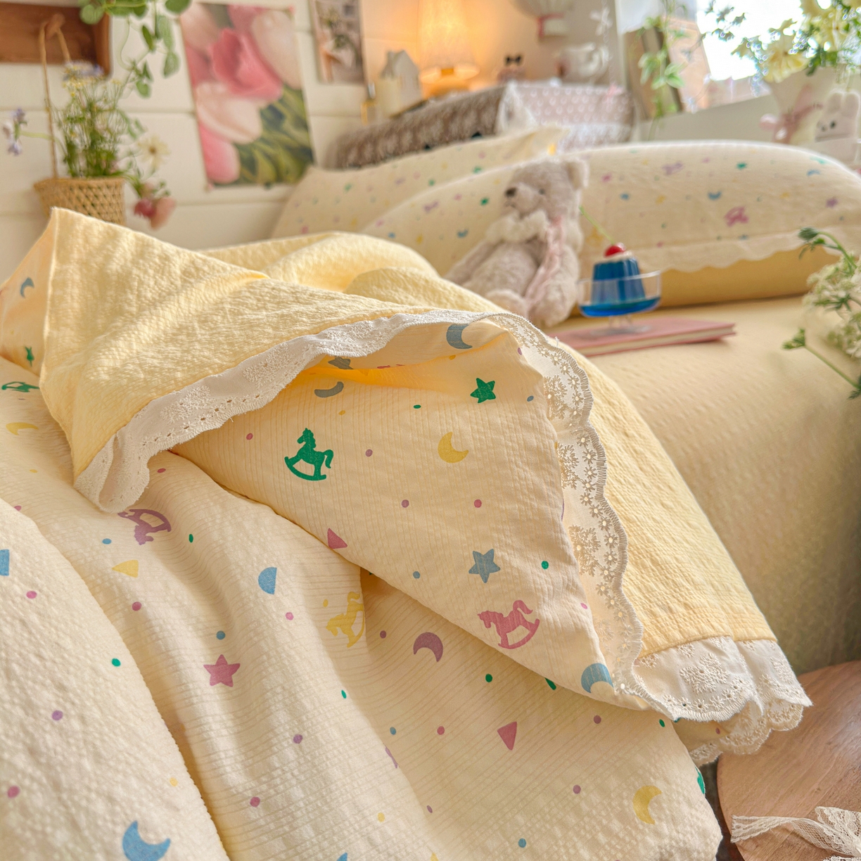 91家纺网 家纺一手货源 找家纺 初念 2026新款泡芙纱全花边夏被四件套 花笺-摇摇木马