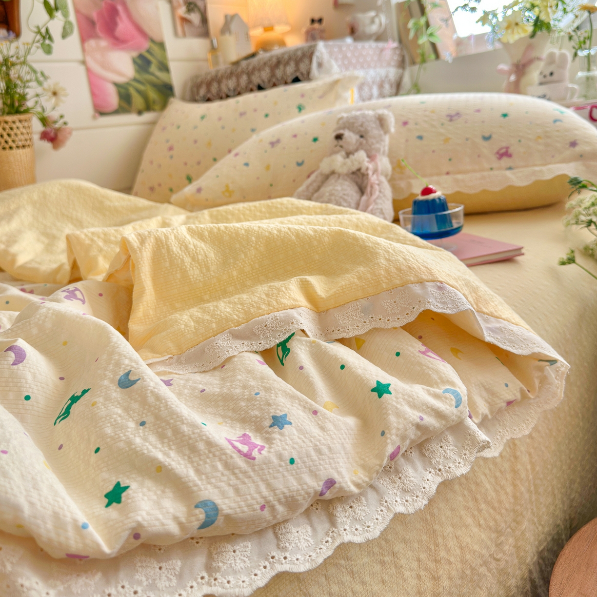 91家纺网 家纺一手货源 找家纺 初念 2026新款泡芙纱全花边夏被四件套 花笺-摇摇木马