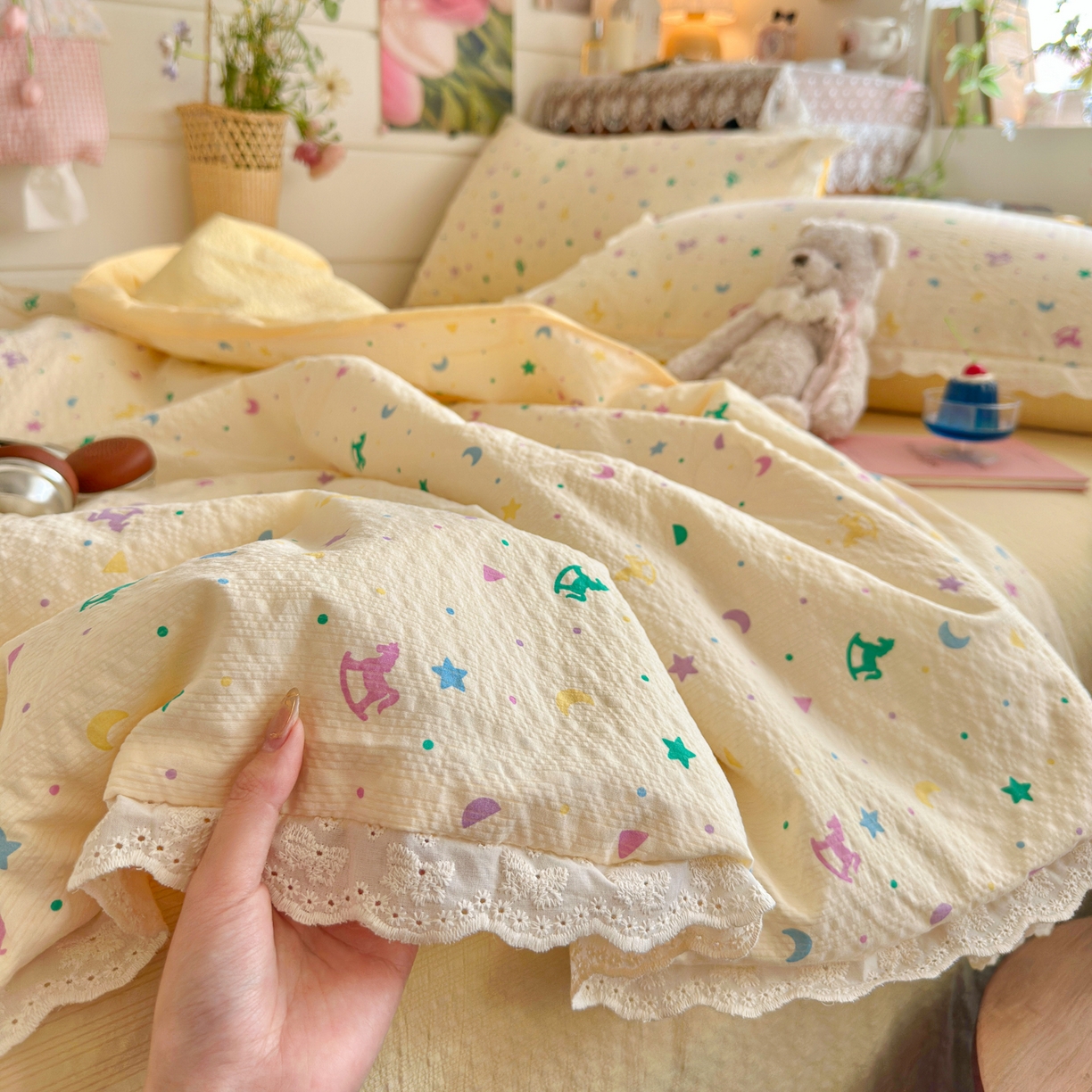 91家纺网 家纺一手货源 找家纺 初念 2026新款泡芙纱全花边夏被四件套 花笺-摇摇木马