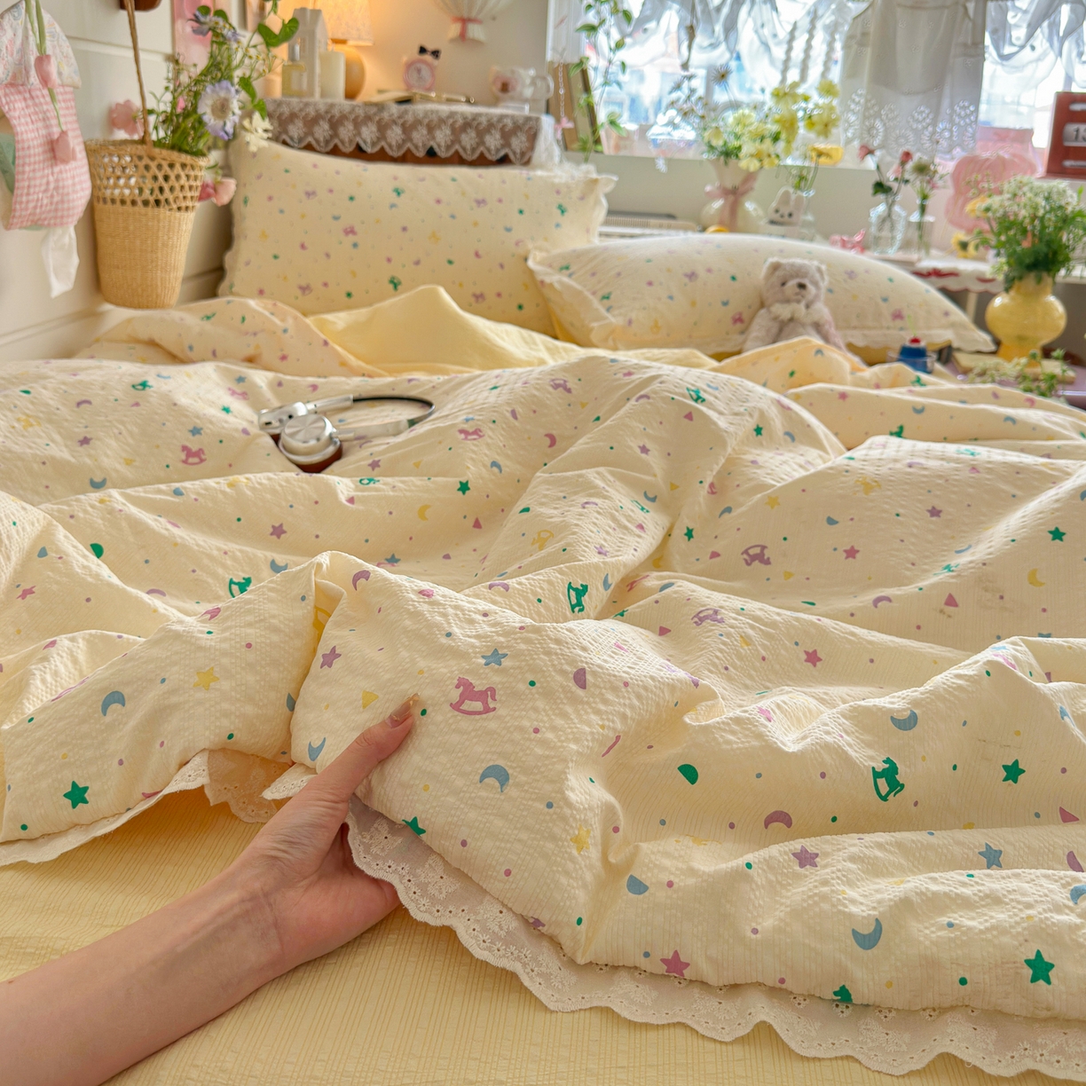 91家纺网 家纺一手货源 找家纺 初念 2026新款泡芙纱全花边夏被四件套 花笺-摇摇木马