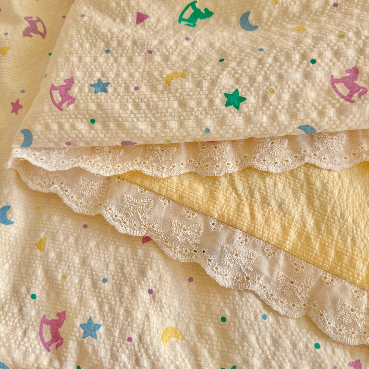 91家纺网 家纺一手货源 找家纺 初念 2026新款泡芙纱全花边夏被四件套 花笺-摇摇木马