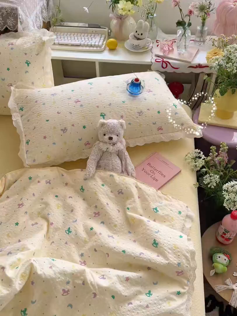91家纺网 家纺一手货源 找家纺 初念 2026新款泡芙纱全花边夏被四件套 花笺-摇摇木马