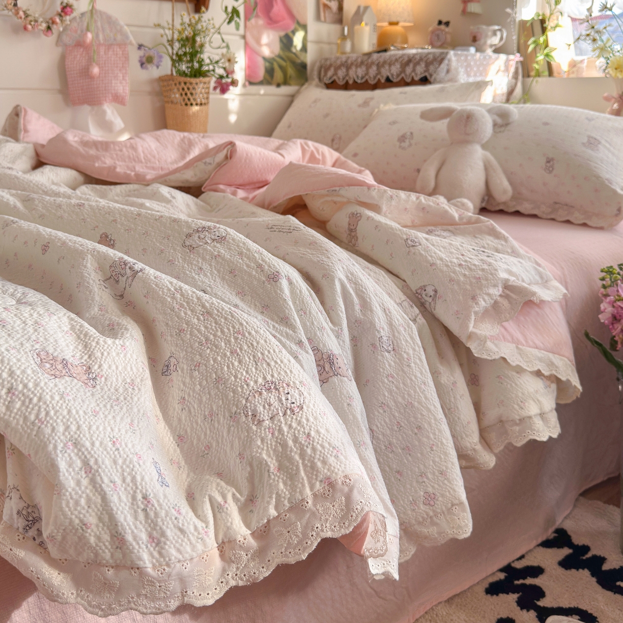 91家纺网 家纺一手货源 找家纺 初念 2026新款泡芙纱全花边夏被四件套 花笺-悦悦小兔