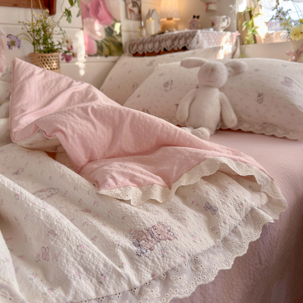91家纺网 家纺一手货源 找家纺 初念 2026新款泡芙纱全花边夏被四件套 花笺-悦悦小兔