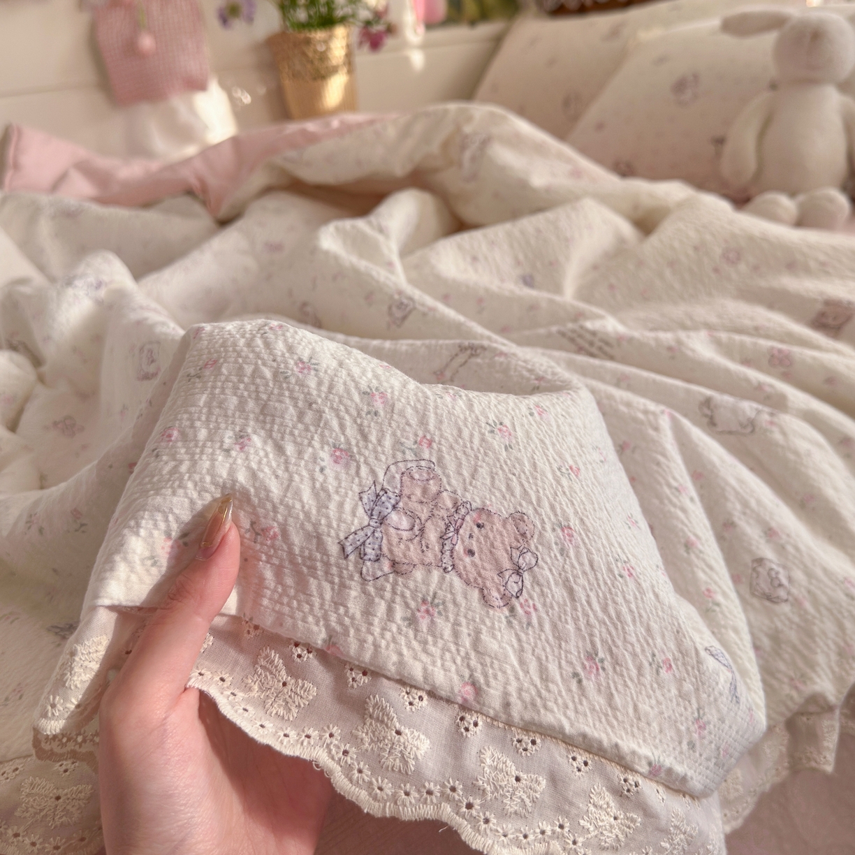 91家纺网 家纺一手货源 找家纺 初念 2026新款泡芙纱全花边夏被四件套 花笺-悦悦小兔