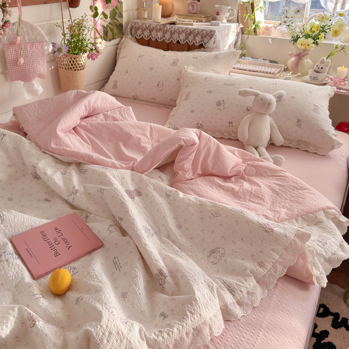 91家纺网 家纺一手货源 找家纺 初念 2026新款泡芙纱全花边夏被四件套 花笺-悦悦小兔