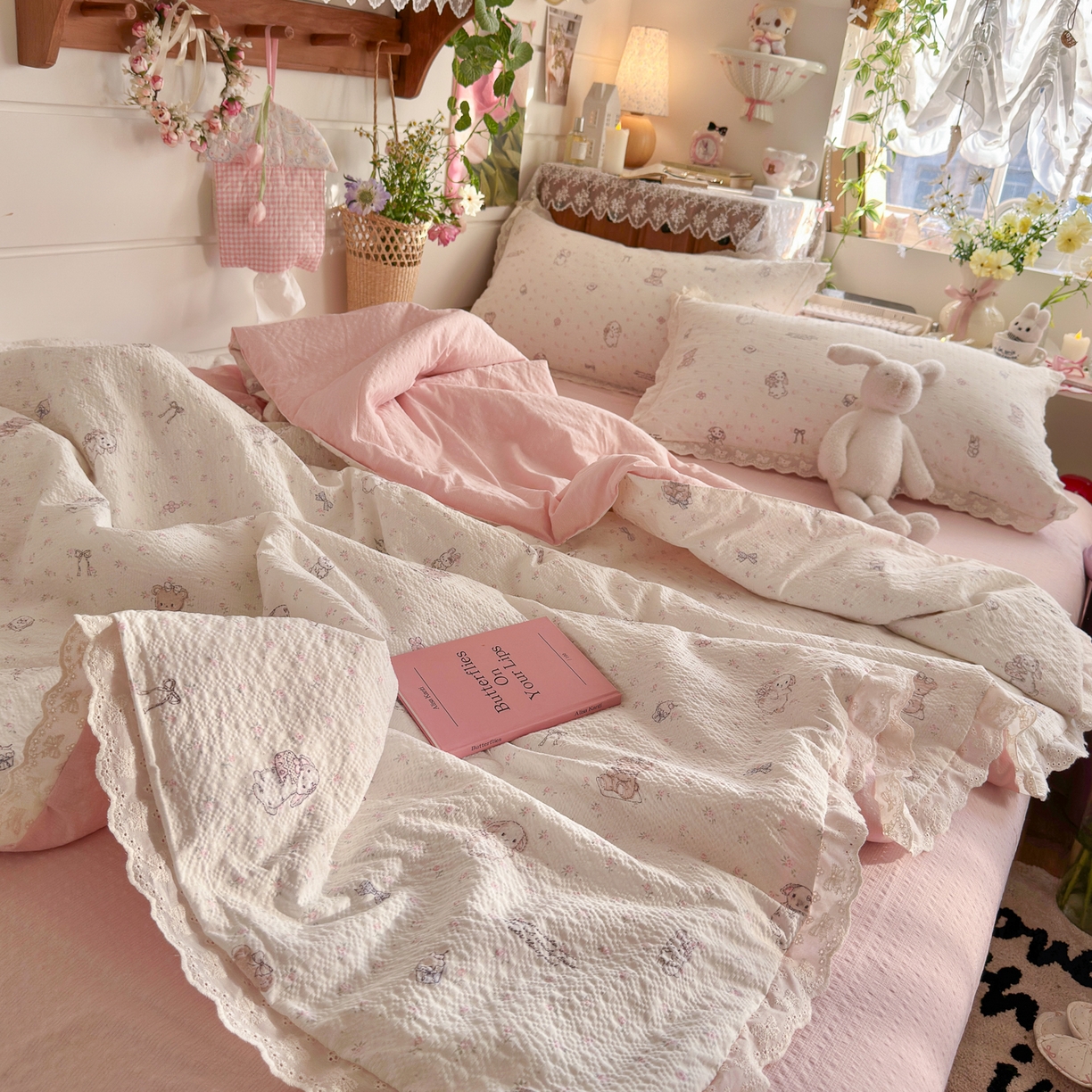 91家纺网 家纺一手货源 找家纺 初念 2026新款泡芙纱全花边夏被四件套 花笺-悦悦小兔