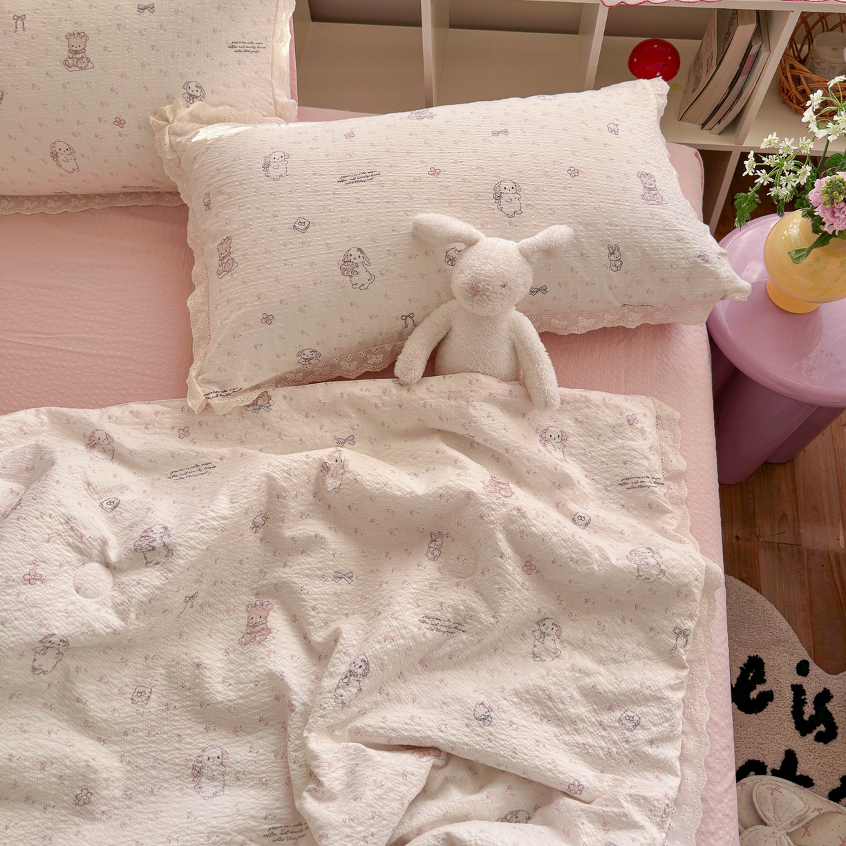 91家纺网 家纺一手货源 找家纺 初念 2026新款泡芙纱全花边夏被四件套 花笺-悦悦小兔