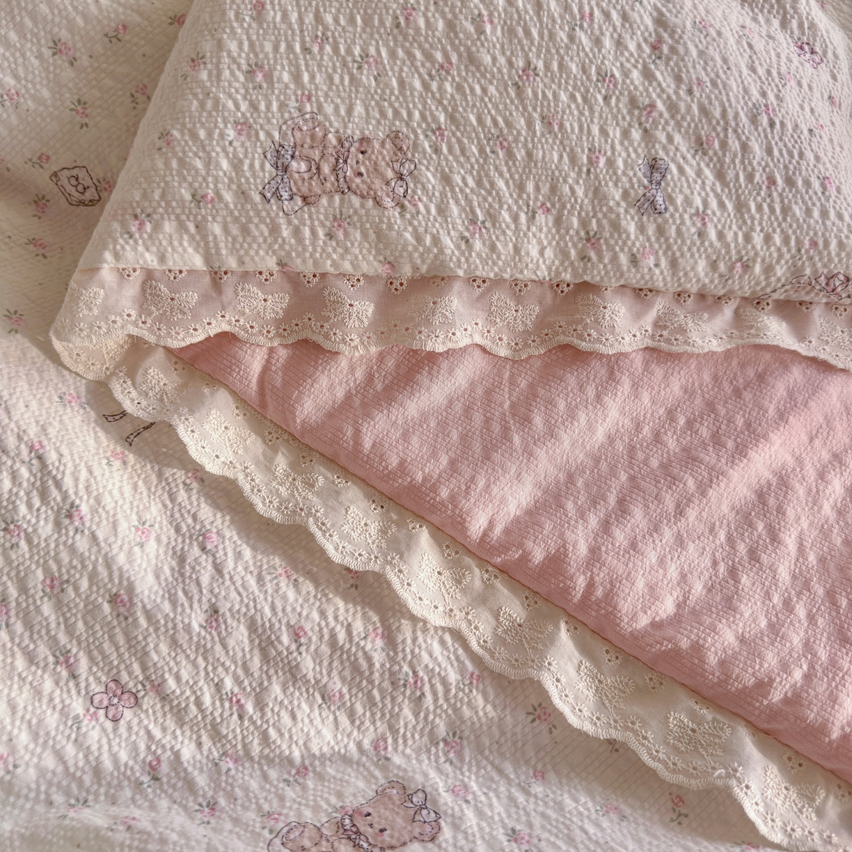 91家纺网 家纺一手货源 找家纺 初念 2026新款泡芙纱全花边夏被四件套 花笺-悦悦小兔